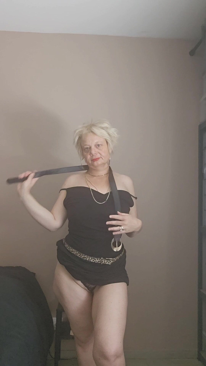 Sofy13: MILF-ul tău matur și provocator așteaptă penisul tău mare.
