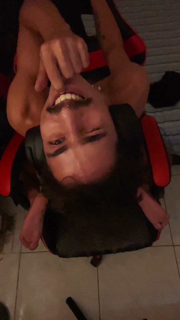 The Vicious Gabe: Posiciones para follarme en mi silla gamer y un poco...