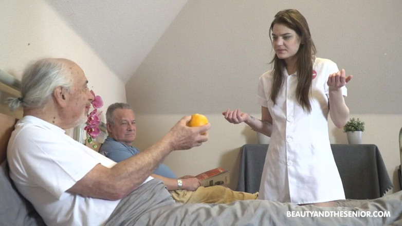 Granddadz: Excitată Nana Garnet lucrează din greu în căminul de bătrâni, de...