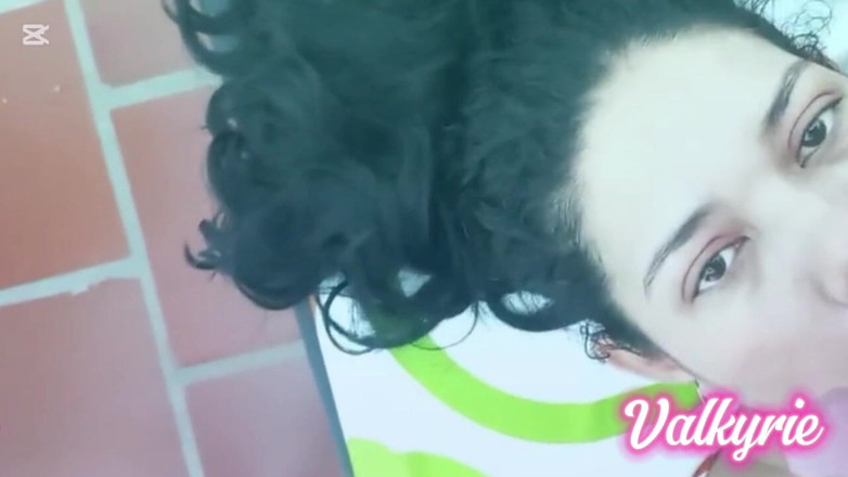 Valkyrieandluigy: Drăguță frumoasă suge adânc gâtul