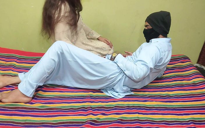 Gullnazkhan: Indische Desi tante zat op de lul van bediende Indische...