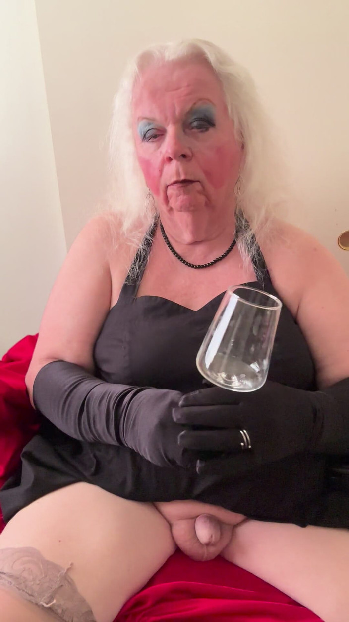 Constance: धूम्रपान और मूतना