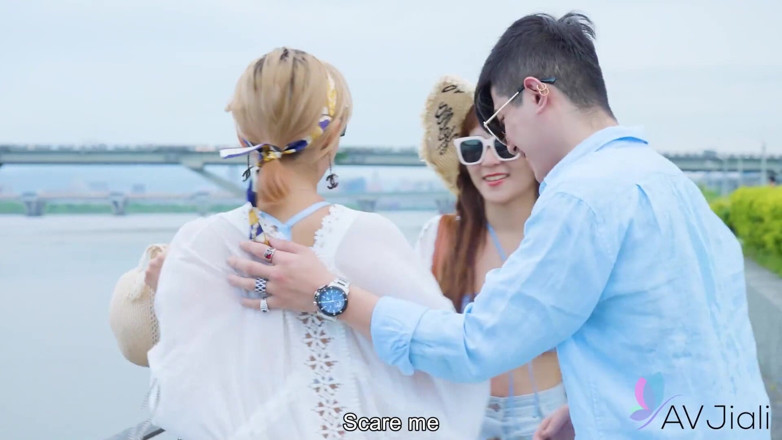 AV Jiali: Jin and Her Friends Take a Boat Ride and She...