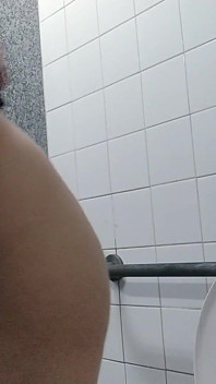 Orinar en un baño público