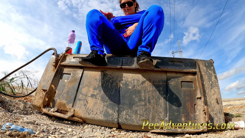 Pee Adventures: Awek gemuk terdesak untuk kencing, memusnahkan batang besar dan penuhnya...