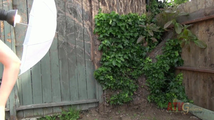ATKIngdom Fans: Нікі Хантсман позує для оголеної фотосесії на задньому дворі