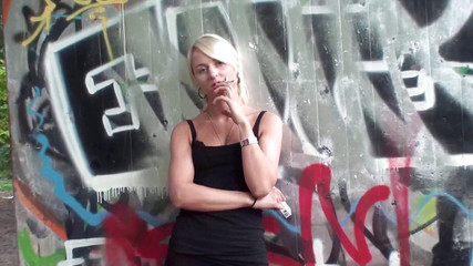 Femdom Austria: Krásná blonďatá teenagerka kouří cigaretu venku