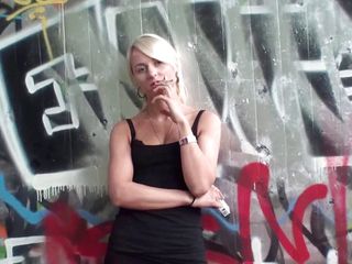 Femdom Austria: Adolescentă blondă minunată care fumează o țigară în aer liber
