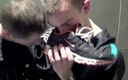 Sneaker gay: Лускати чувака трахають у кросівках