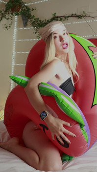 Seduco il mio gigante serpente gonfiabile in bikini nero
