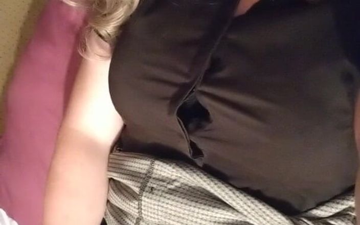 NikkiGee: 私のクリトリスをこする