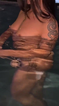 Futând o curvă columbiană care a flirtat cu mine la piscină (m-a surprins cu un dop anal!)