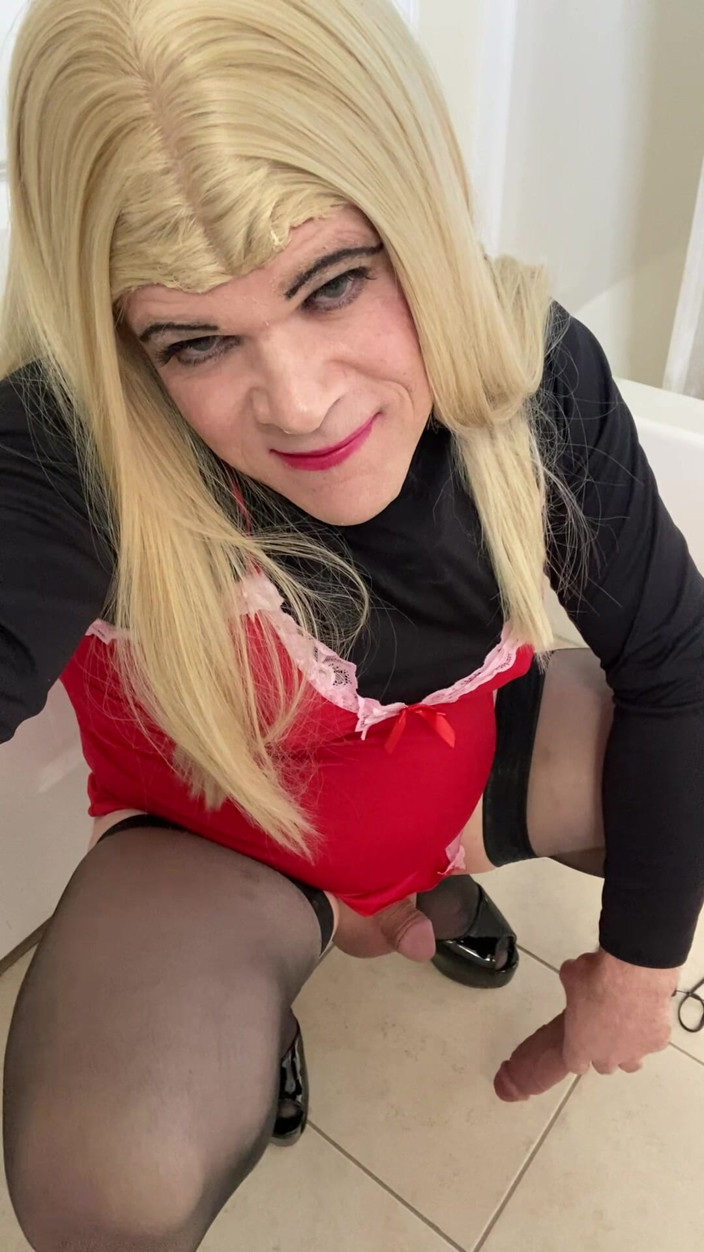 MadisonCD2025: Une tapette travestie amateur essaye de squirter sur un gode...