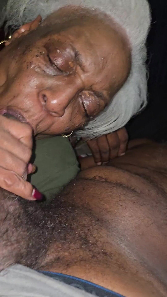 Chuck and Rob Doe: Cette mamie adore prendre une bite au fond de la...