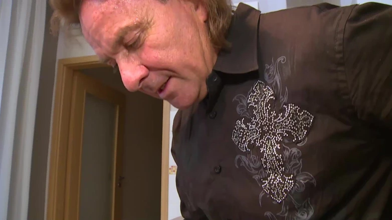 Old & Young: युवा सुनहरे बालों को पुराने पड़ोसी से आश्चर्य हो जाता है