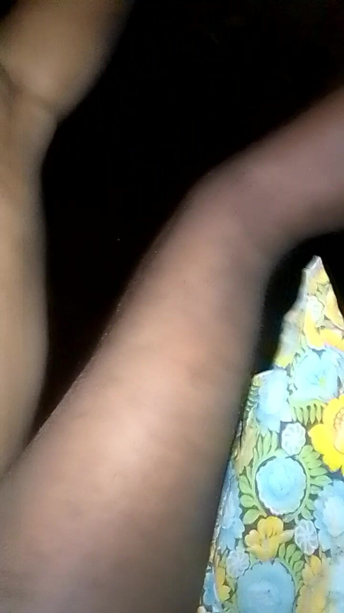 Janua294: Siostra sąsiada cieszy się sikaniem w nocy, nowe wideo