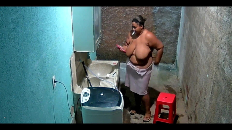 Jeanne Welsh: Kamerová macecha se holí, zatímco její nevlastní syn ji sleduje...