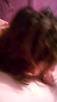 Ateşli orta yaşlı seksi kadın amına boşalana kadar sakso ve domaltarak sikişiyor