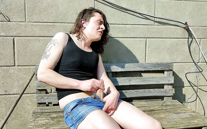 Sara B: Sara outdoor masturbation