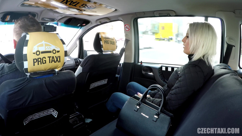 Czech Taxi: Awek blonde dengan tetek besar Pussycat