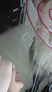 Peituda milf Roxanne ordenha no espelho