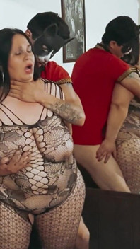 Esposa gordinha compartilhada, marido a filma, apenas fãs em câmera lenta