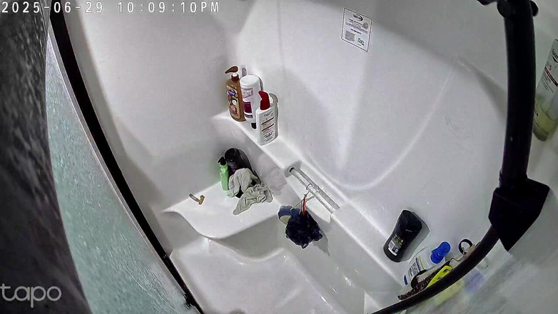 KittieNoOne: PAWG MILF unter der dusche erwischt