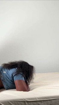 Stormi dash dày được bôi dầu và cúi xuống bts
