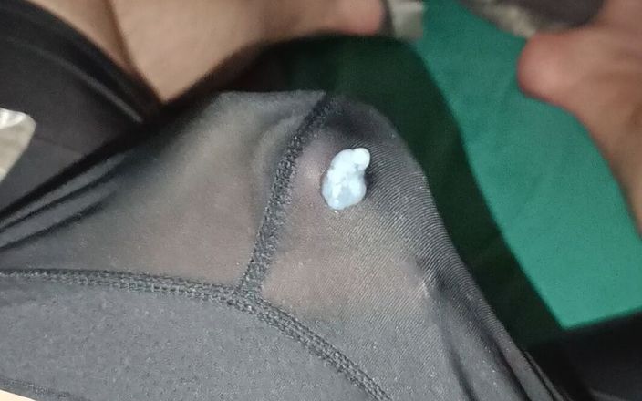 Pee_Boy25: Un garçon pulpeux jouit dans des sous-vêtements noirs