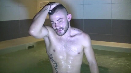Gaybareback: Ricky Blue pieprzyć oklep Juana w jacuzzi