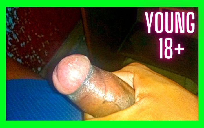 Amateur 18 years big dick young: Jovem gay masturbando seu pau peludo Sexo com pau gay.