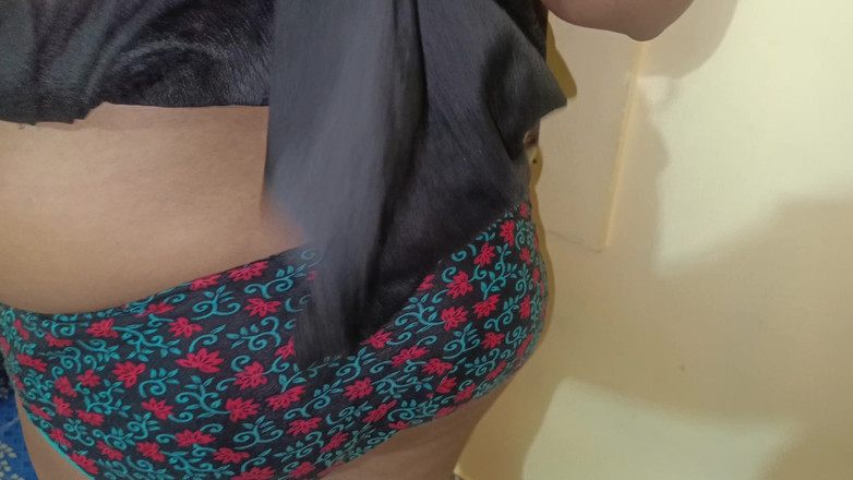 Pushpa studio: 黑色胸罩阴户穿孔女王