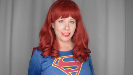 Deanna deadly: Zlá supergirl potřebuje tvou červenou rtěnku škádlit a JOI