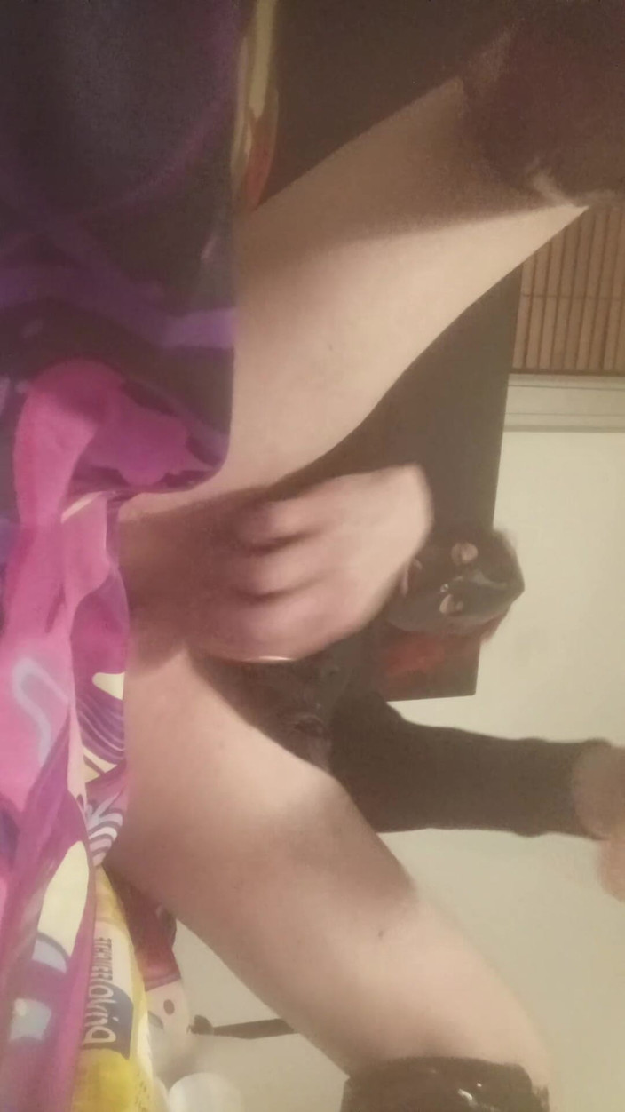 JujuTV: Masturbare anală cu sclavă efeminată cu vibrator