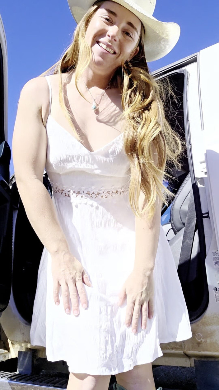 NaughtyRedFarmgirl: Pantat dan memek cewek hot rambut merah ini dientot habis-habisan...