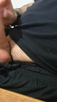 Krásný římský penis si v kanceláři honí a hodně se dělá