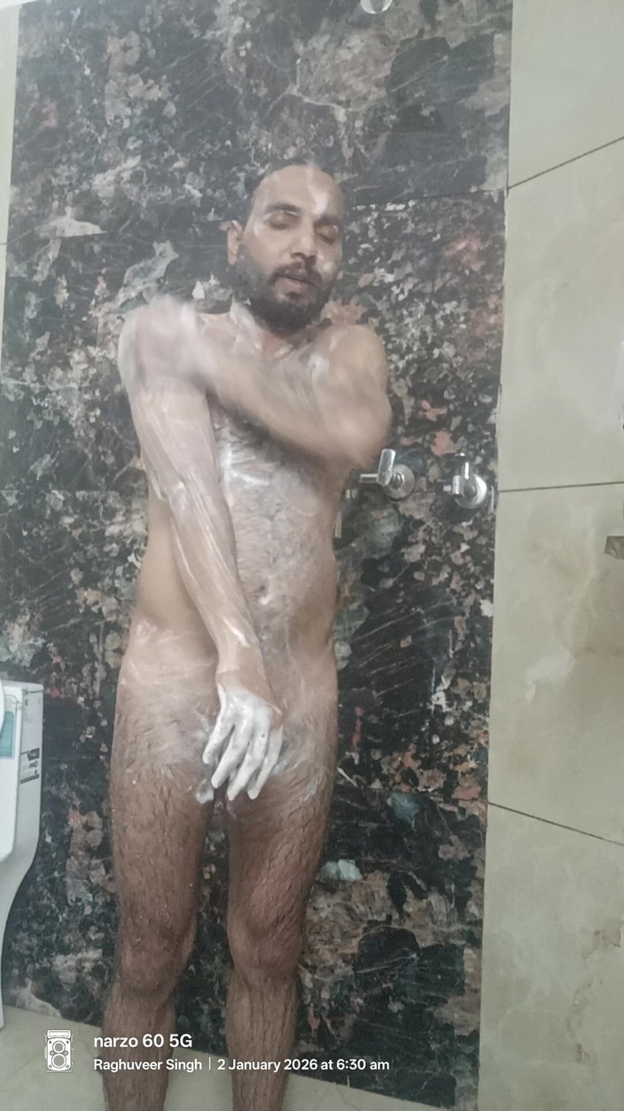 Rajasthani-old-lover: Uomo indiano di desi si gode la doccia e lo...