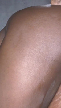 Saya mengongkek eboni saya semasa dia cuba mandi