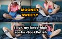 Mooney sweety: Lízám si bílé ponožky po kolena - SockFetish