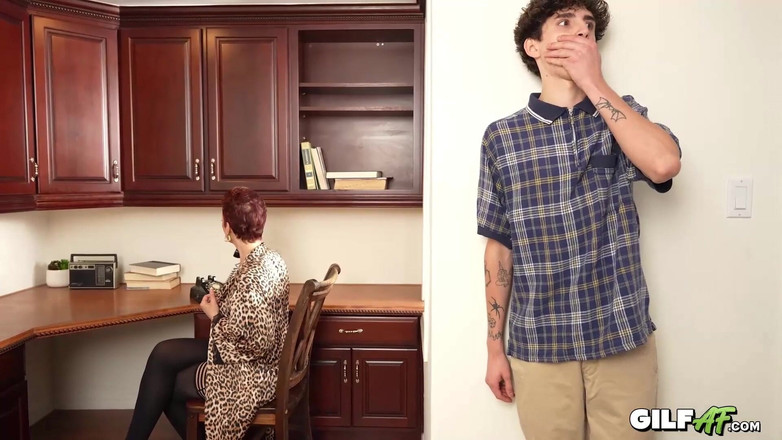 Gilf AF: Magere oma's poesje beukend montage