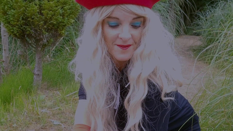 Kylie Britain Adventures: Nun Kylie'nin yeni sevgilisi