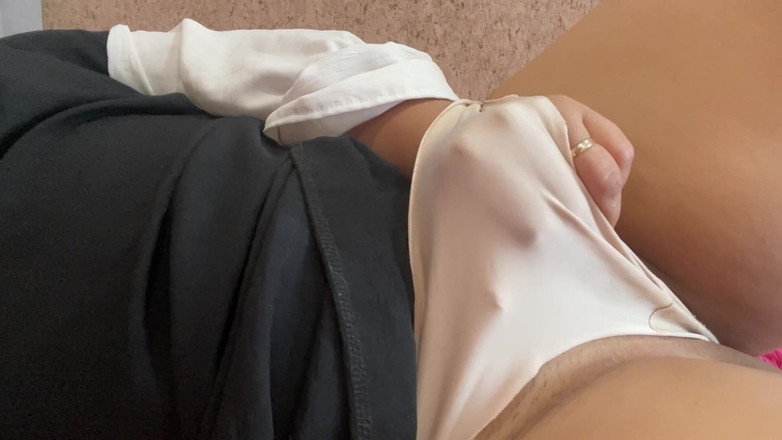 Lux Eva: Fatma ejaculează direct în chiloți de la un orgasm puternic