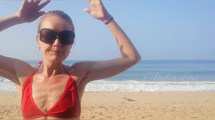 Abella Love: La miLF magra fa un bagno prendi il sole e...