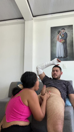 EMY_AND_JONH: Nestydatá, vím, že její ruka je nepohyblivá