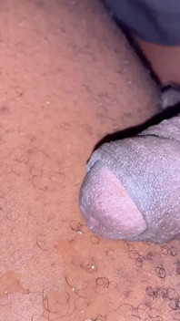 Transsexuală păroasă cu pula ejaculează