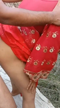 Volledig deel Bengalese vrouw in het gras