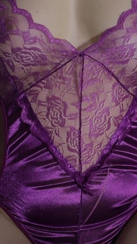 Soția poartă lenjerie din satin super sexy, în Entot până la satisfăcut