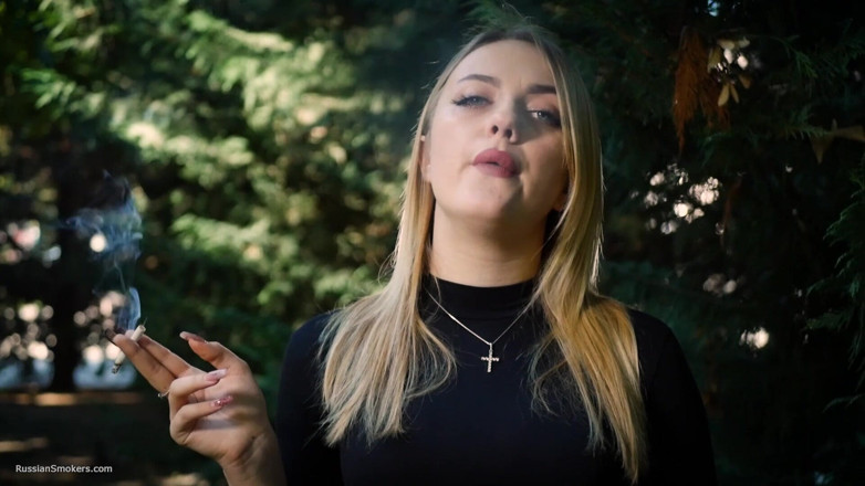 Russian Smokers: Calda bionda che fuma una sigaretta nera in natura