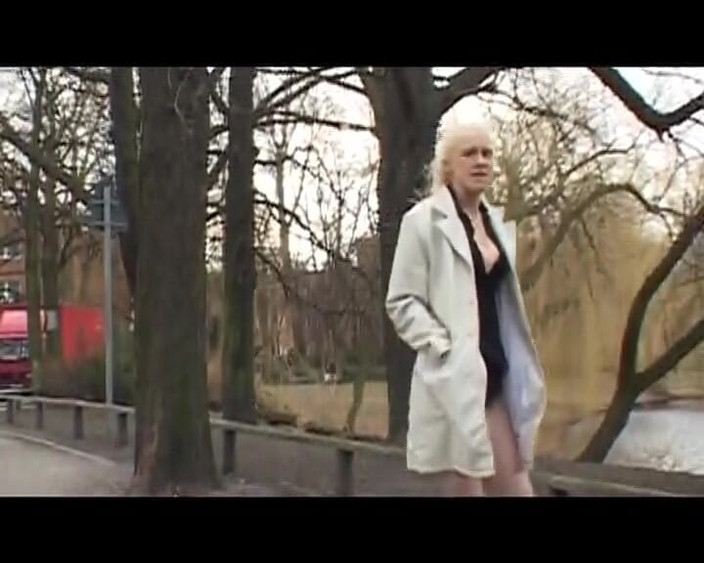 German amateur couples: Cewek jerman rambut pirang dengan stoking ketat lagi asik ngentot...