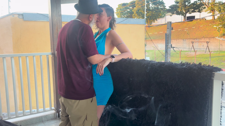 Victor SweetCoupleStories: Extraños besándose en un balcón durante la fiesta